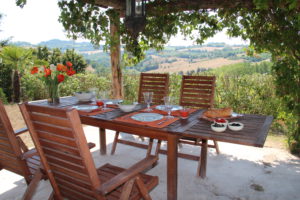 Heerlijk eten onder de pergola | Vakantiewoning Casa Cipresse