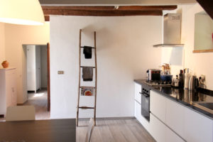 Keuken met doorgang naar slaapkamer | Vakantiewoning Casa Cipresse