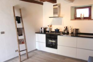 Keuken met openslaande deuren naar terras | Vakantiewoning Casa Cipresse