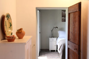 Doorkijkje naar slaapkamer |  Vakantiewoning Casa Cipresse